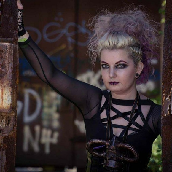 Meet your Posher, Ariana - Picture 7 of 8